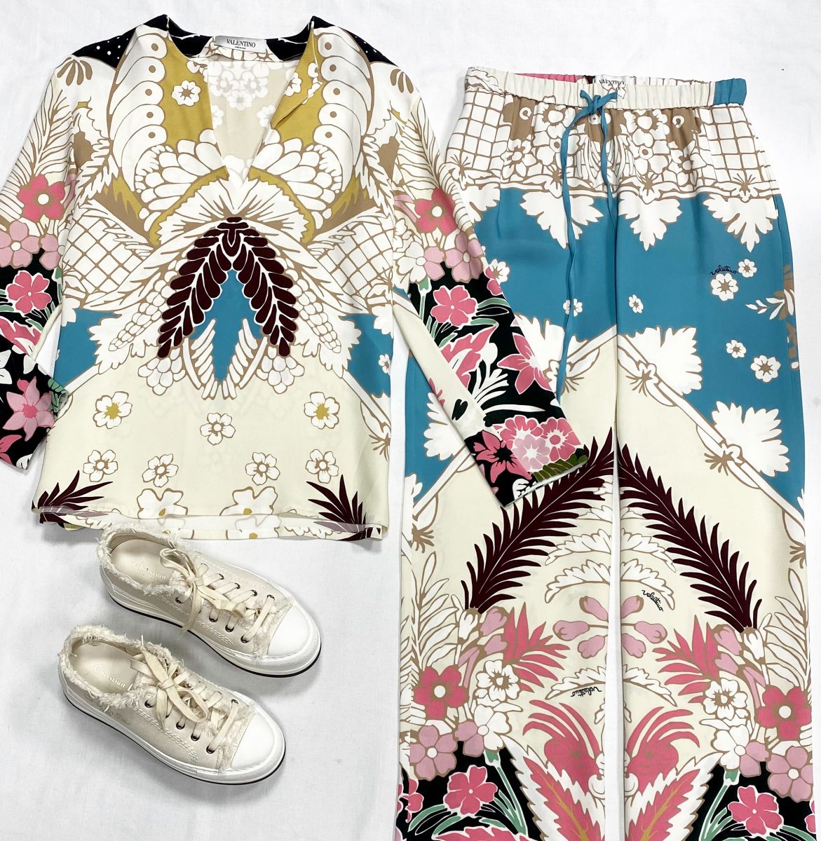 Костюм Valentino размер 40 цена 31 310 руб
Кеды Christian Dior размер 37 цена 39 138 руб