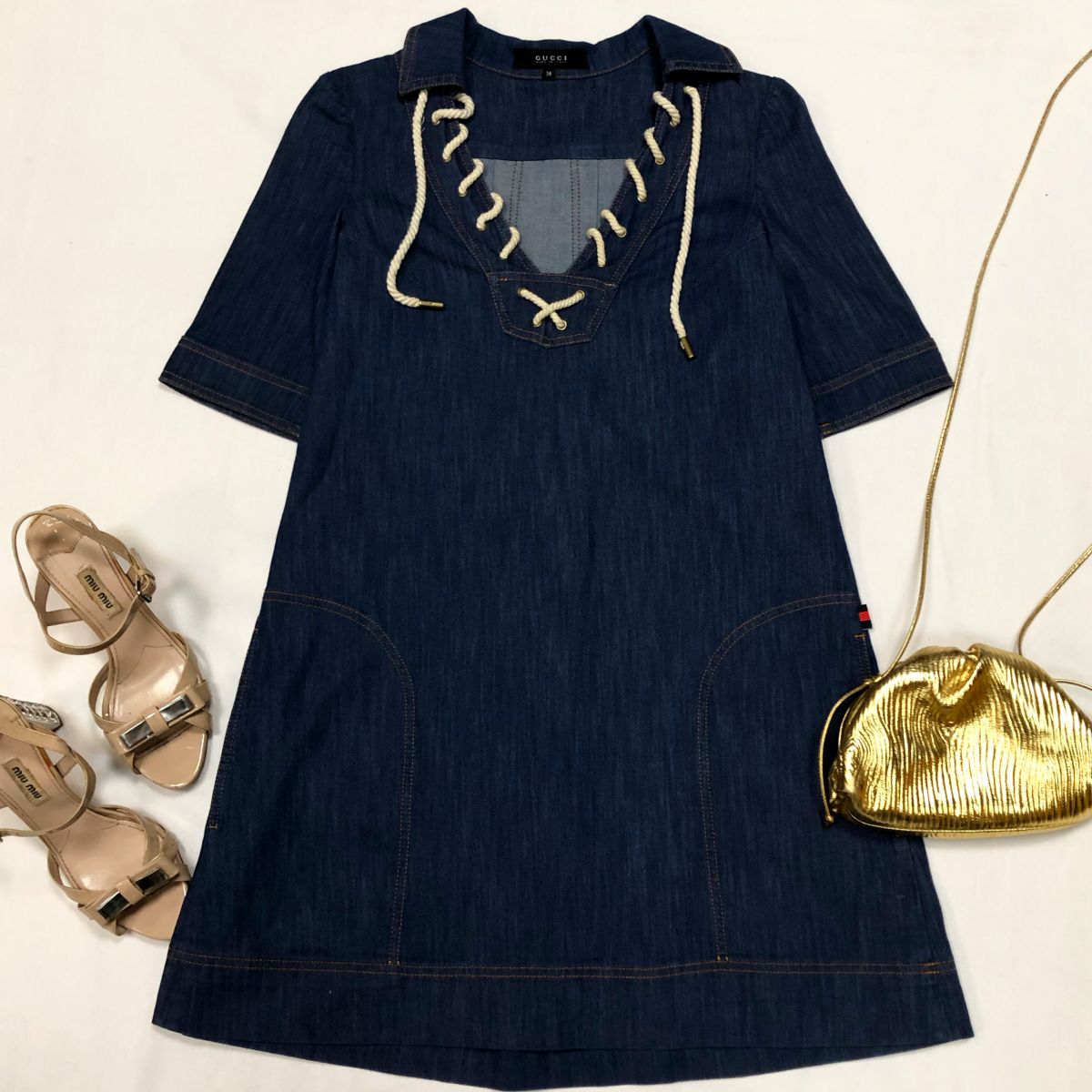 Платье /джинсовое/ Gucci размер 38 цена 10 770 руб Босоножки Miu Miu размер 37 цена 9 231 руб Сумка Bottega Veneta