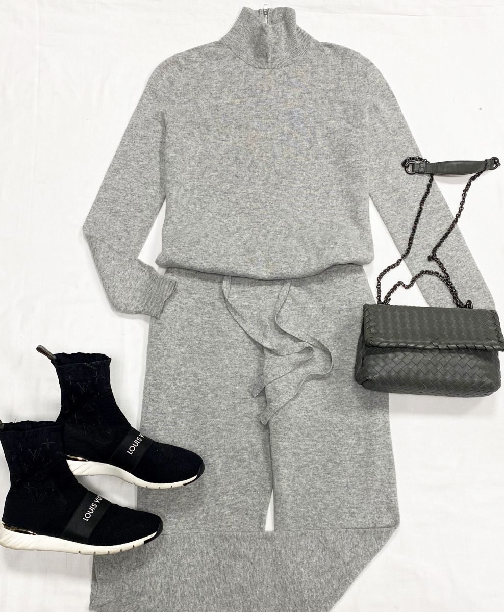 Комбинезон Stefanel размер S цена 7 828 руб
Ботинки Louis Vuitton размер 37.5 цена 23 483 руб
Сумка Bottega Veneta 