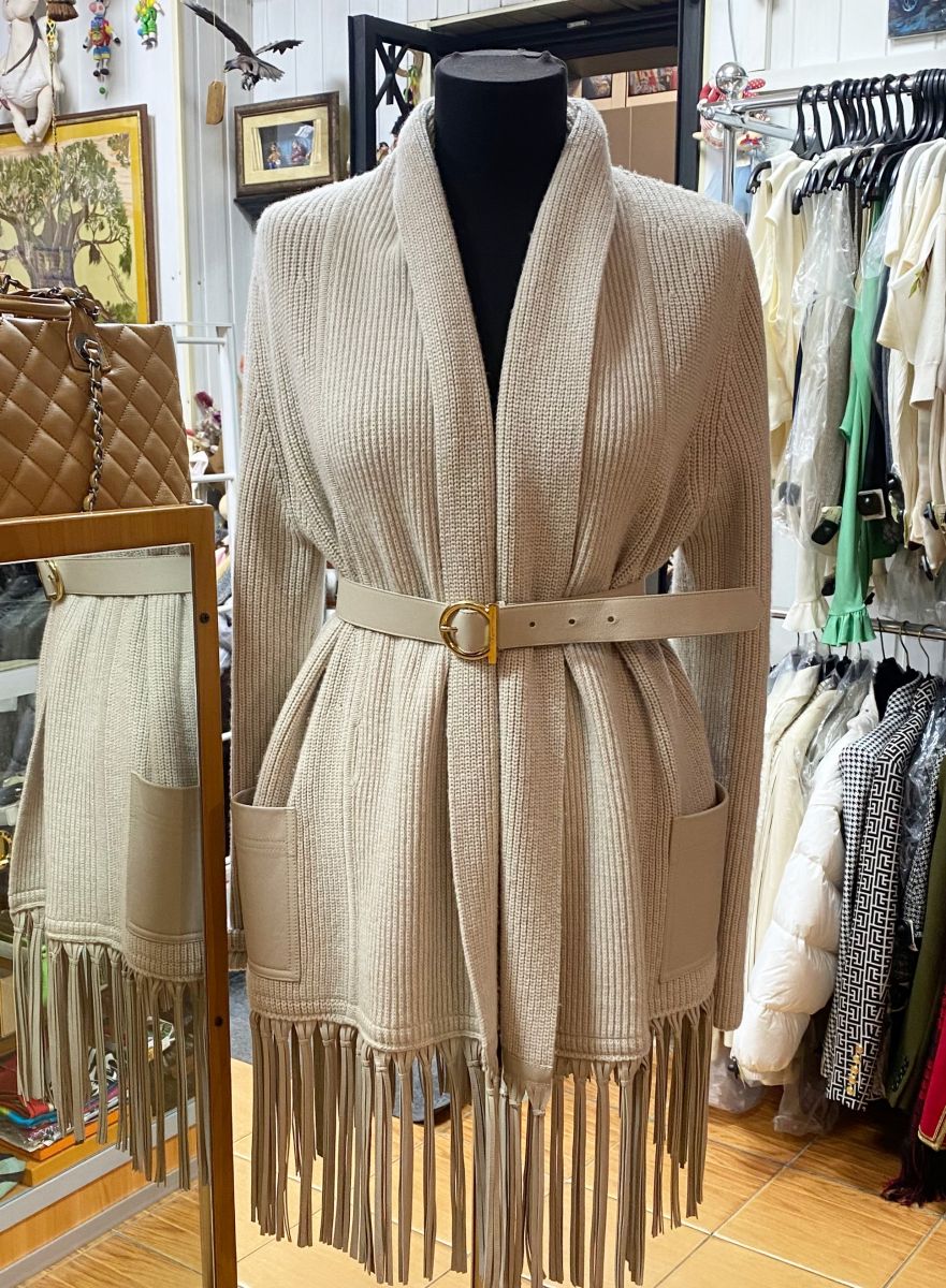 Кардиган + Пояс Salvatore Ferragamo размер S цена 31 310
Руб