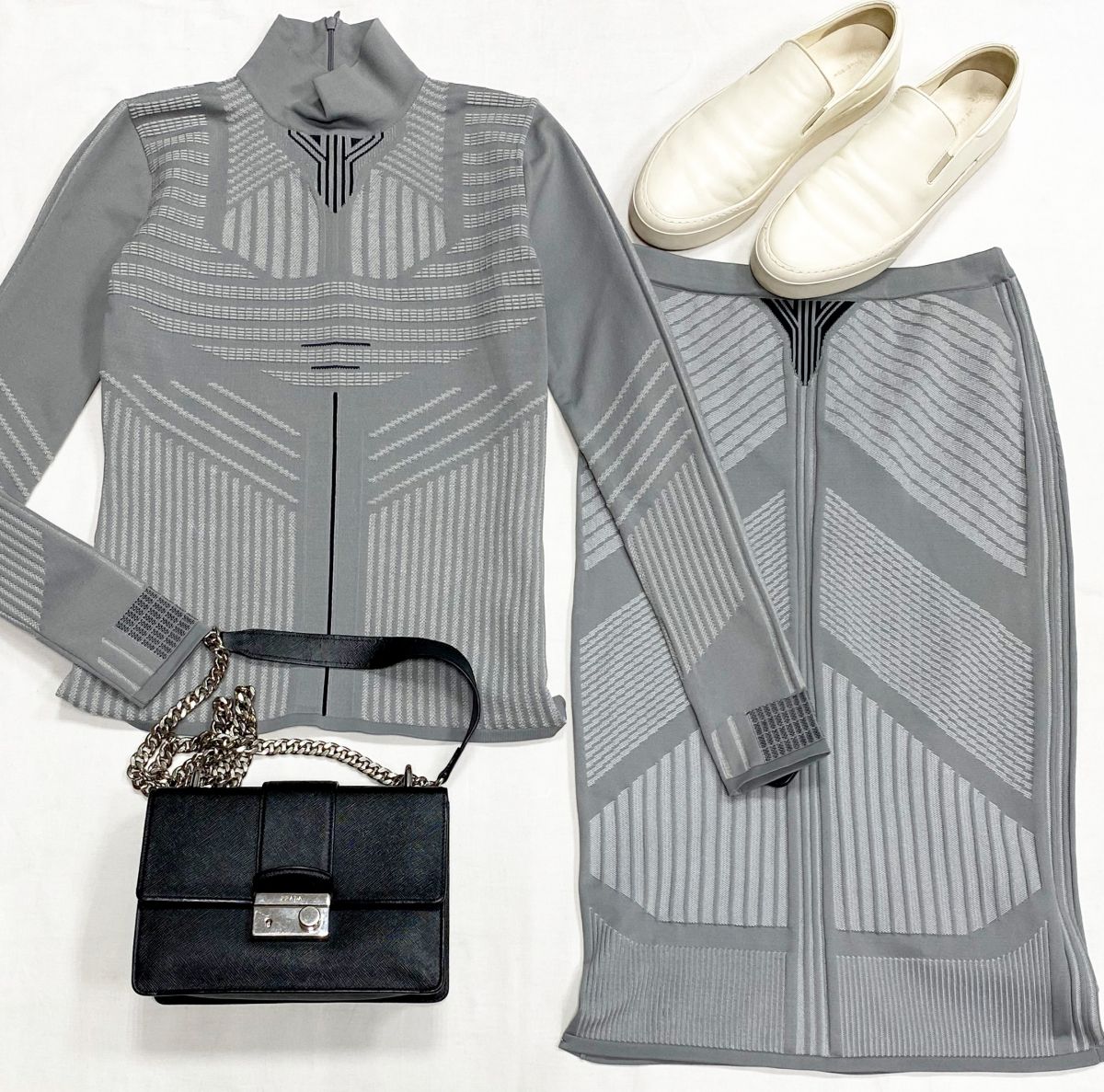 Костюм Prada размер 40 цена 23 483 рубЛоферы The Row размер 39 цена 39 138 рубСумка Prada