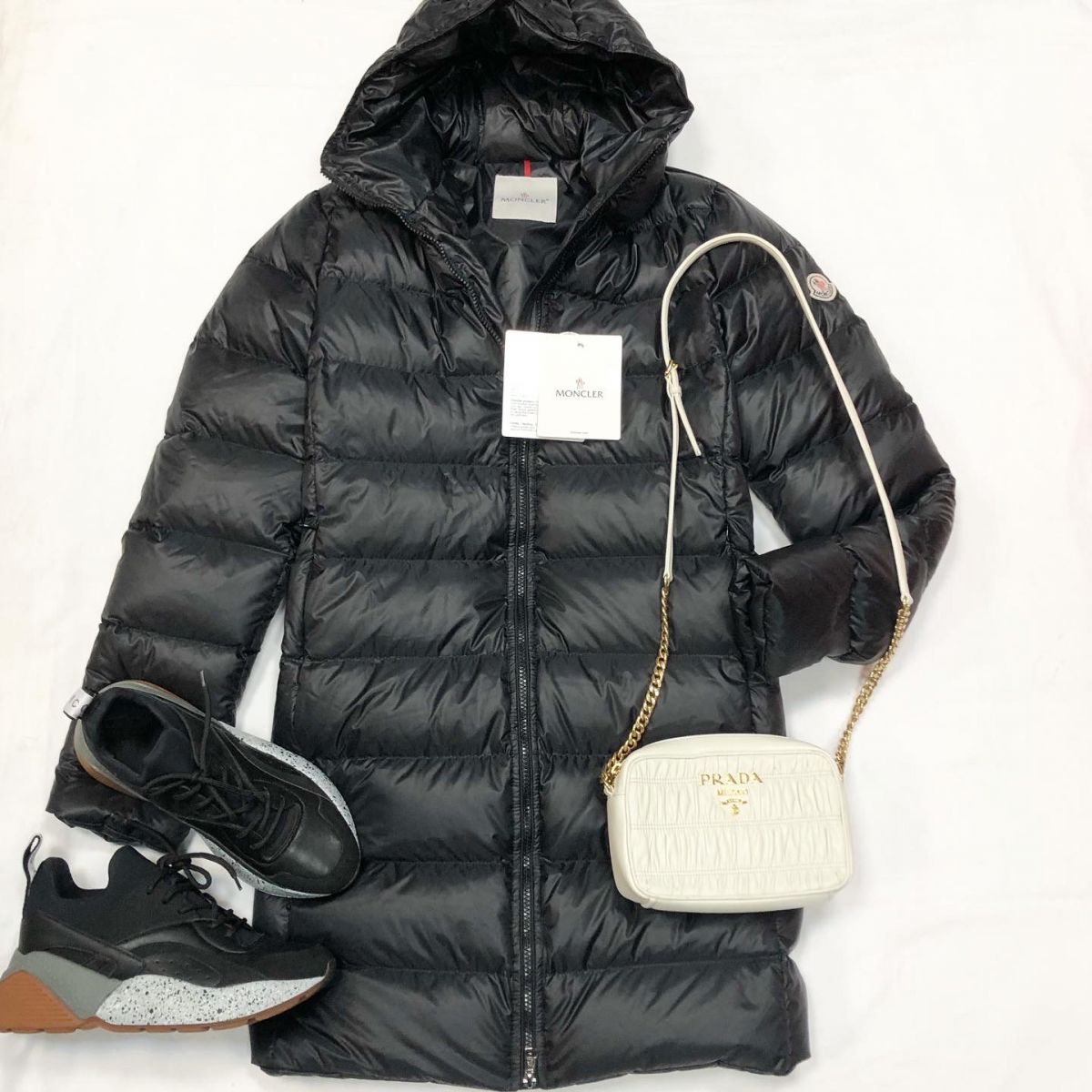 Пуховик Moncler размер 1 цена 38 463 руб /с ценником/ Кроссовки Stella Maccrtney размер 38 цена 9 231 руб Сумочка Prada