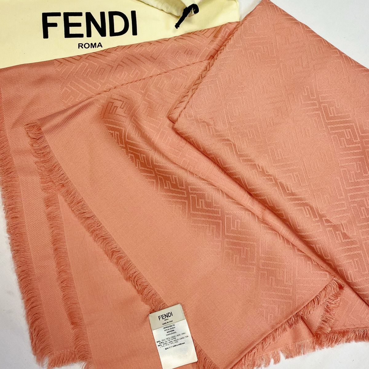 Палантин / шёлк / шерсть / Fendi размер 140/140 цена 15 385 руб 