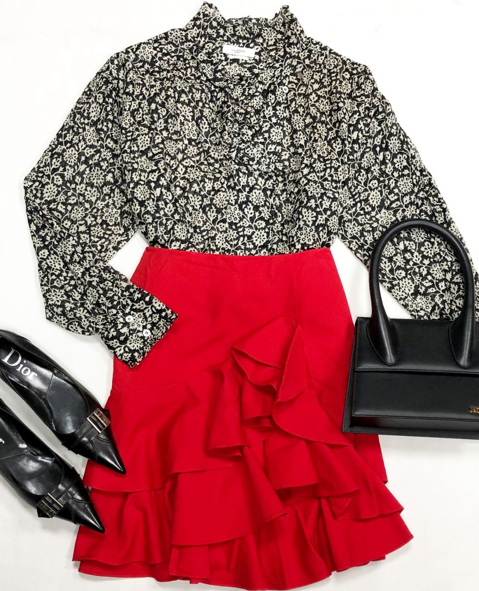 Блузка Isabel Marant размер 42 цена 6 262 руб
Юбка Ralph Lauren размер 0 цена 6 262 руб
Балетки Christian Dior размер 40 цена 23 483 руб
Сумка Jacquemus