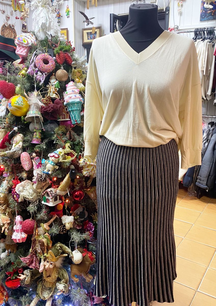 Кофта Givenchy размер L цена 10 959 руб
Юбка Falconeri размер XS цена 4 697 руб