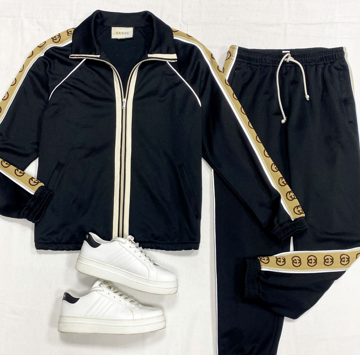 Костюм Gucci размер S цена 23 483 руб
Кеды Prada размер 39.5 цена 23 483 руб