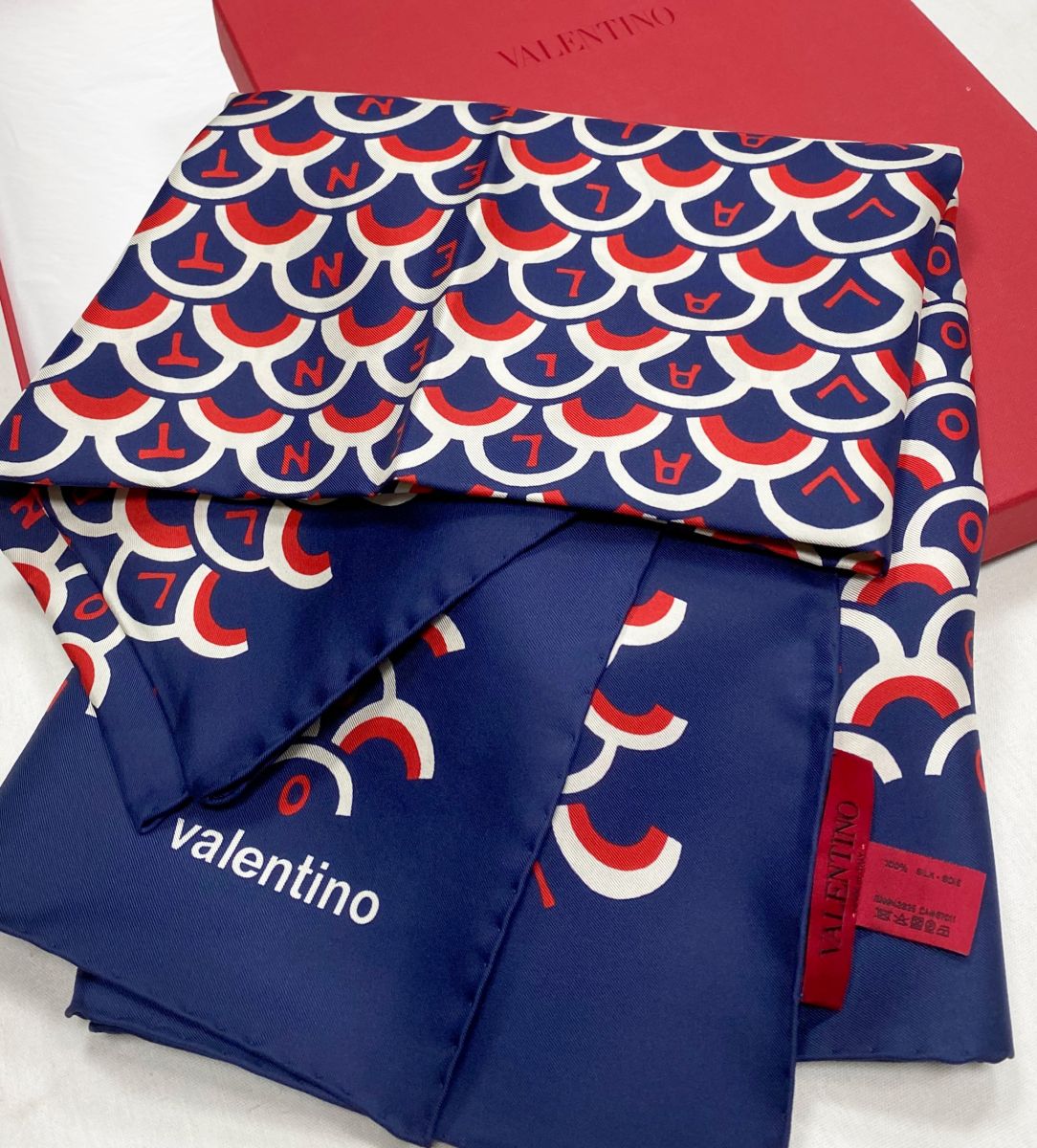 Платок / шелк / Valentino размер 90/90 цена 23 483 руб / упаковка /