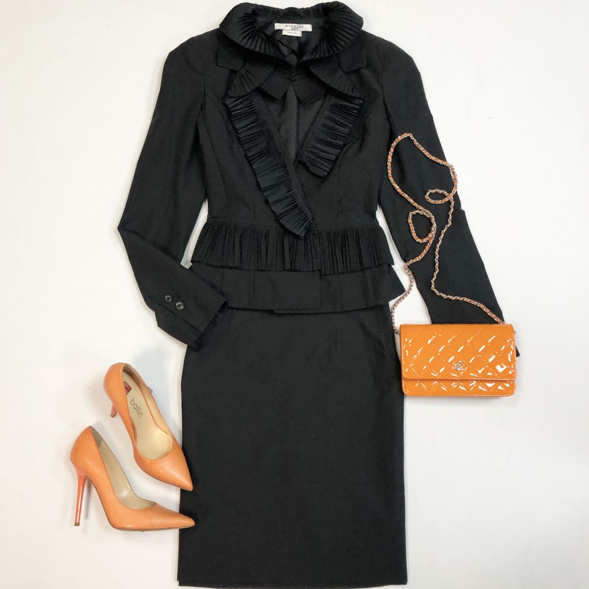 Костюм Givenchy размер 40 цена 15 385 рубТуфли Ballin размер 37 цена 4 616 рубСумка Chanel