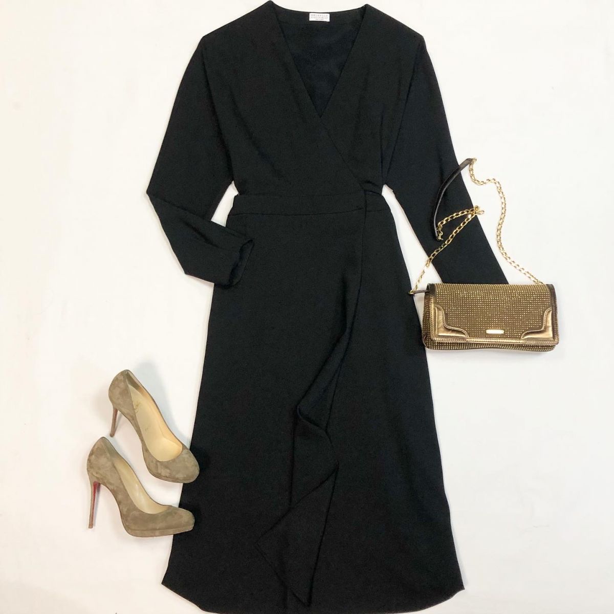 Платье Brunello Cuccinelli размер M цена 38 463 рубТуфли Louboutin размер 37.5 цена 4 616 рубСумка Burberry