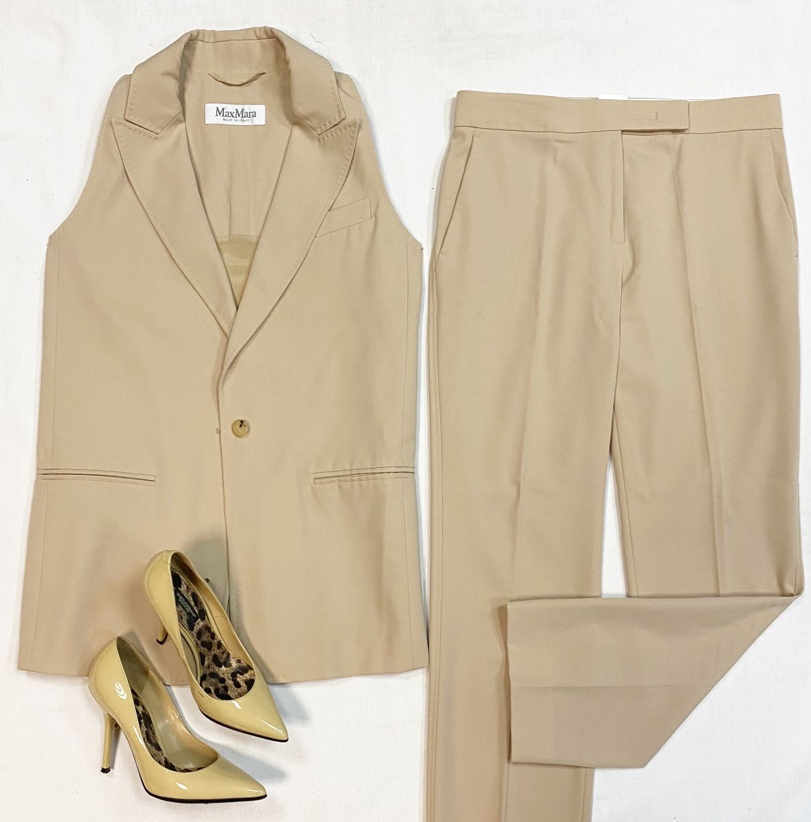 Костюм Max Mara размер 42 цена 15 385 руб
Туфли Dolce Gabbana размер 36.5 цена 15 385 руб 