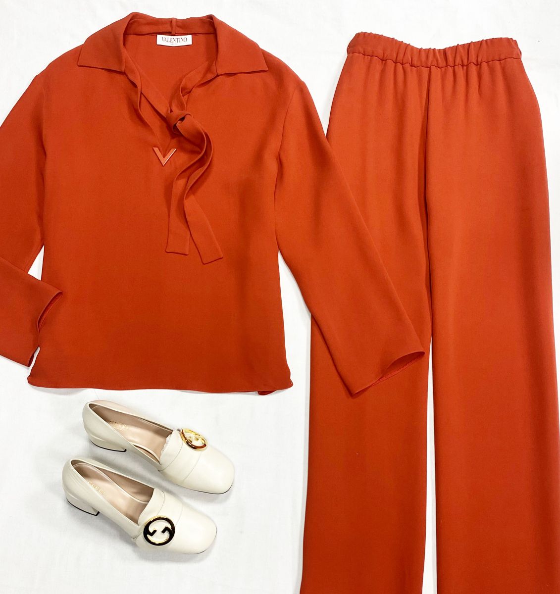 Костюм Valentino размер 42 цена 62 620 руб
Туфли Gucci размер 38.5 цена 39 138 руб