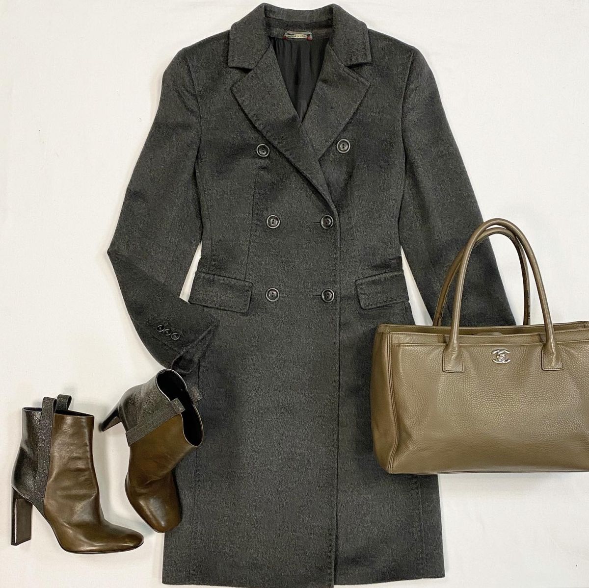 Пальто MAX MARA  размер 38 цена 23 078 рубБотильоны BRUNELLO CUCINELLI  размер 39 цена 27 693 рубСумка CHANEL 