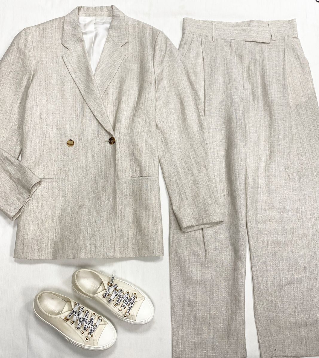 Костюм / жакет + брюки / Totem размер 38 цена 62 620 руб 
Кеды Christian Dior размер 36.5 цена 31 310 руб