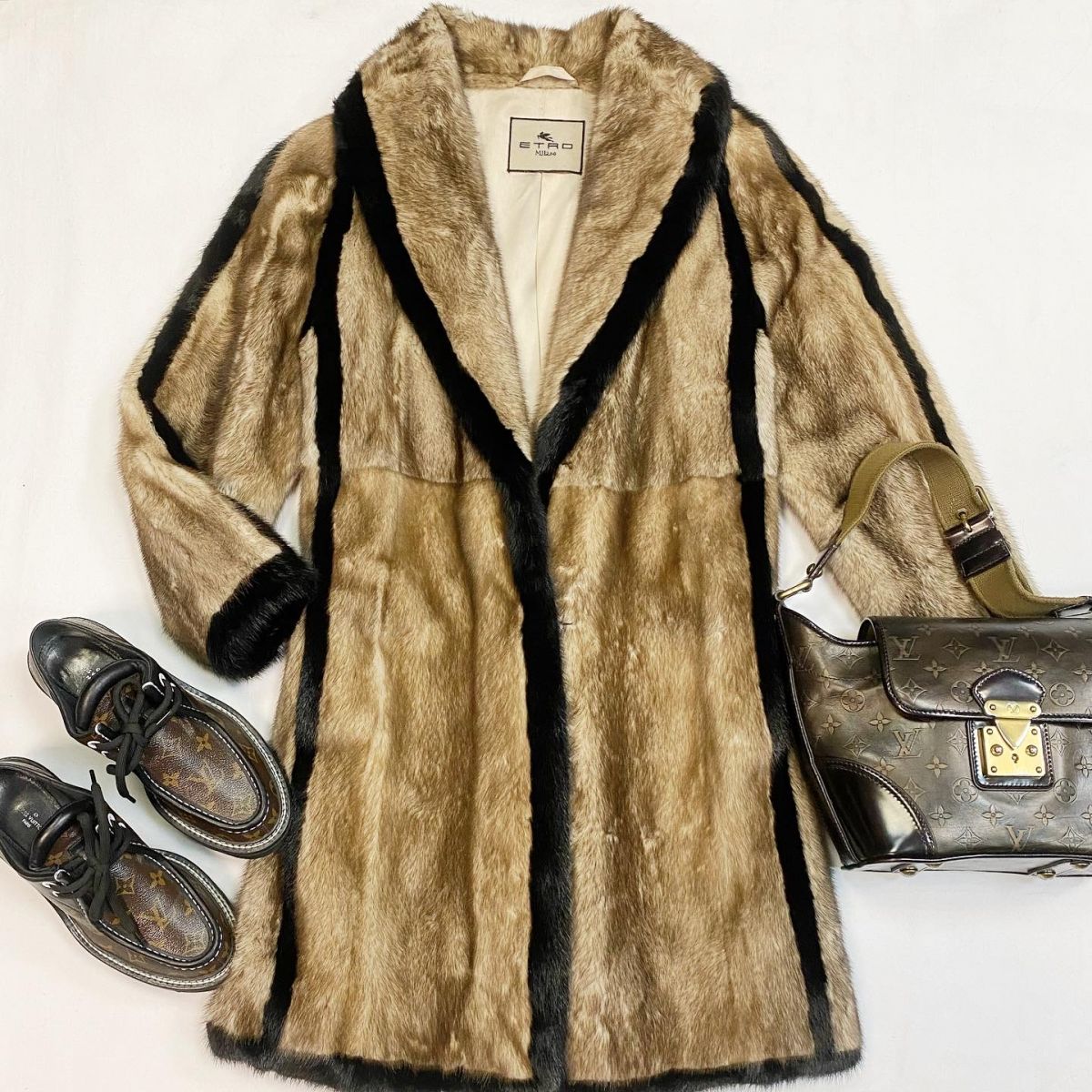 Шуба /мех норки/ Etro размер 42 цена 153 850 рубБотинки Louis Vuitton размер 38.5 цена 46 155 рубСумка Louis Vuitton