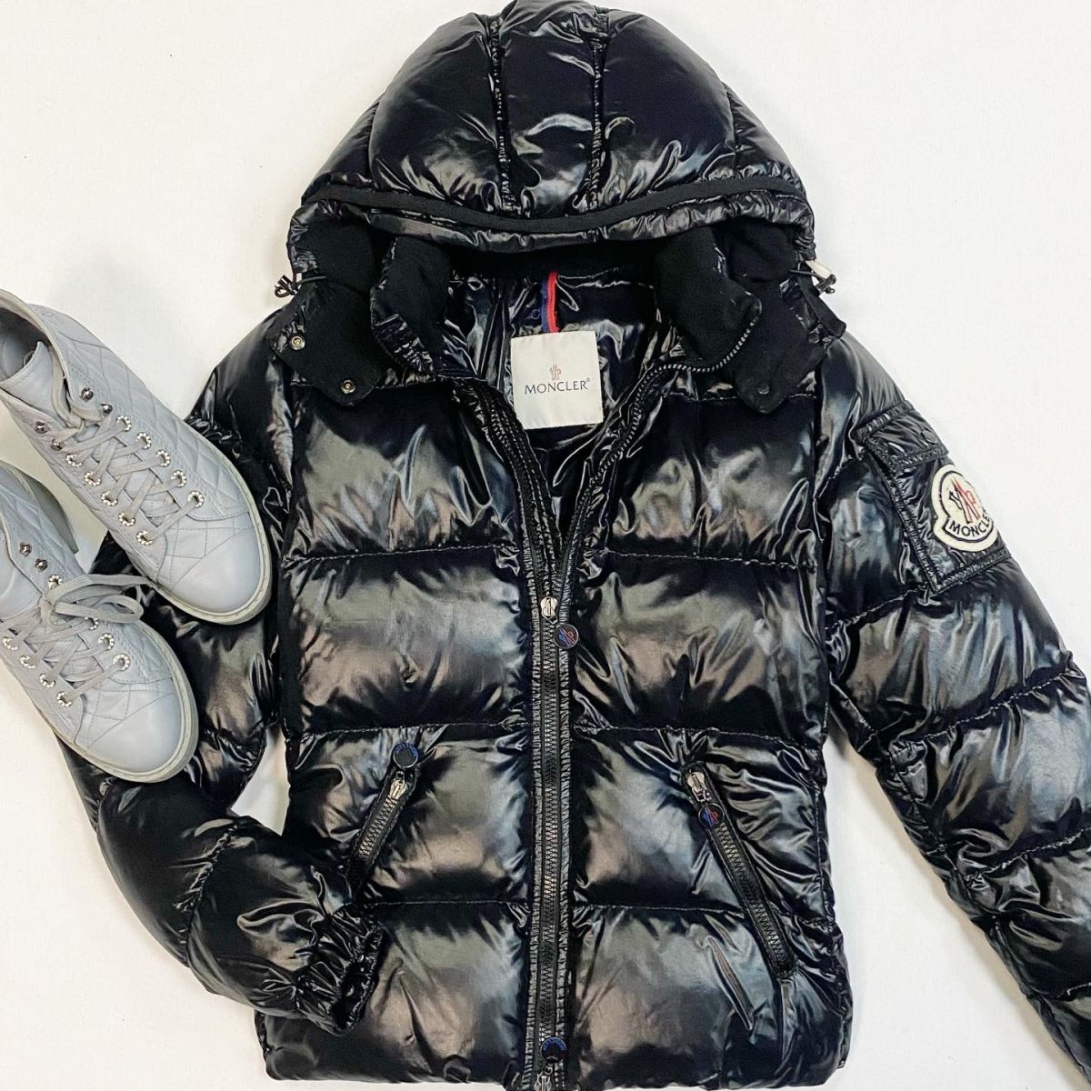 Пуховик Moncler размер 1 цена 27 693 рубБотинки Chanel размер 38.5 цена 53 848 руб