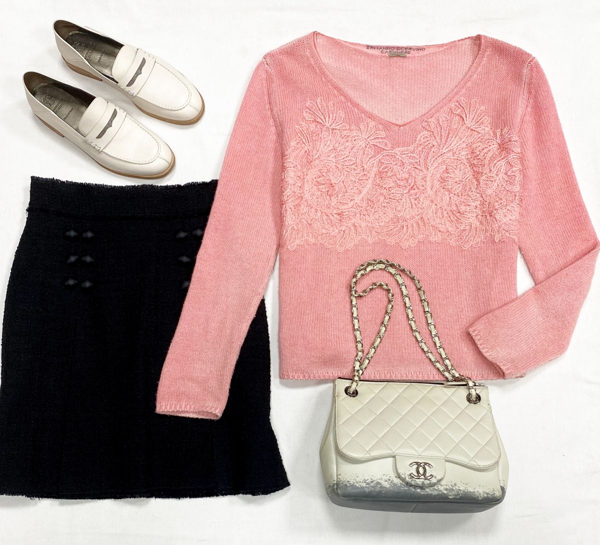 Кофта Ermanno Scervino размер 44 цена 15 385 руб
Юбка Dolce Gabbana размер 40 цена 12 308 руб
Лоферы Brunello Cucinelli размер 38 цена 30 770 руб
Сумка Chanel 