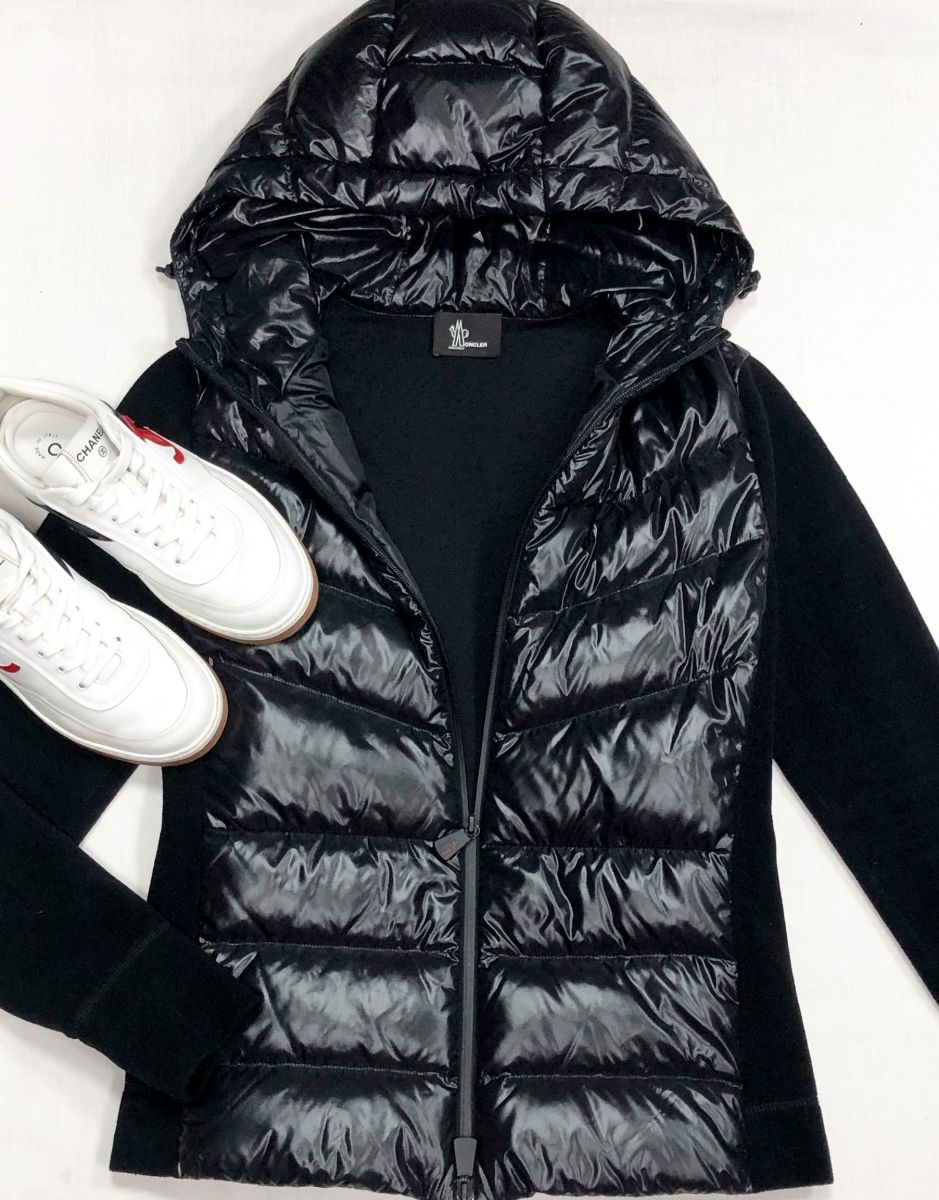 Куртка Moncler размер L цена 62 620 руб
Кроссовки Chanel размер 38 цена 46 965 руб
