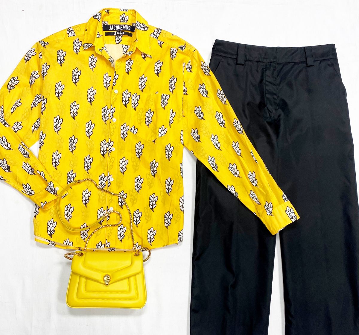 Брюки Prada размер 42 цена 46 965 руб
Рубашка Jacquemus размер 42 цена 23 483 руб
Сумка Bvlgari 