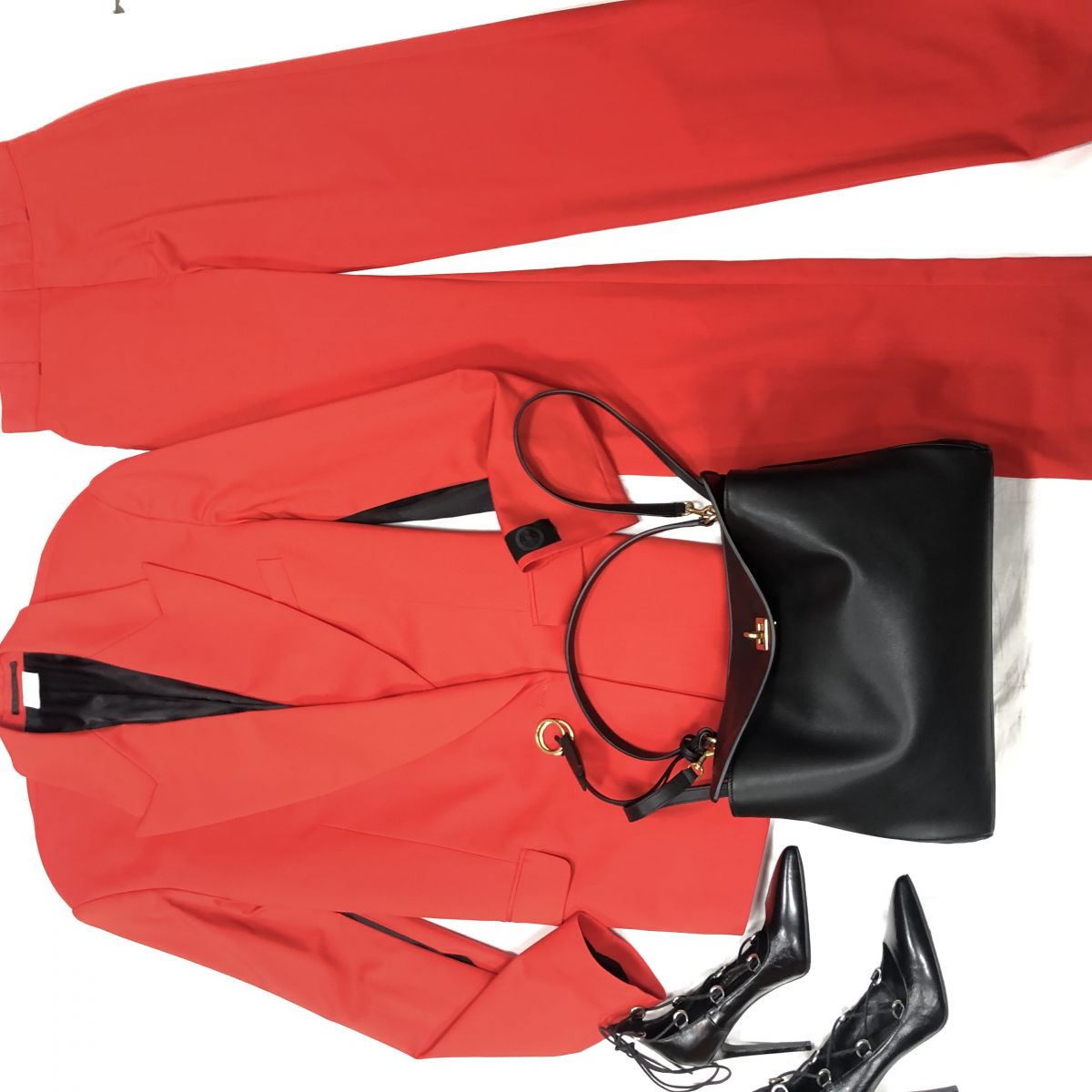 Костюм VETEMENTS размер XS цена 78 275 руб 
Туфли SAINT LAURENT размер 38 цена 31 314 руб 
Сумка BALENCIAGA