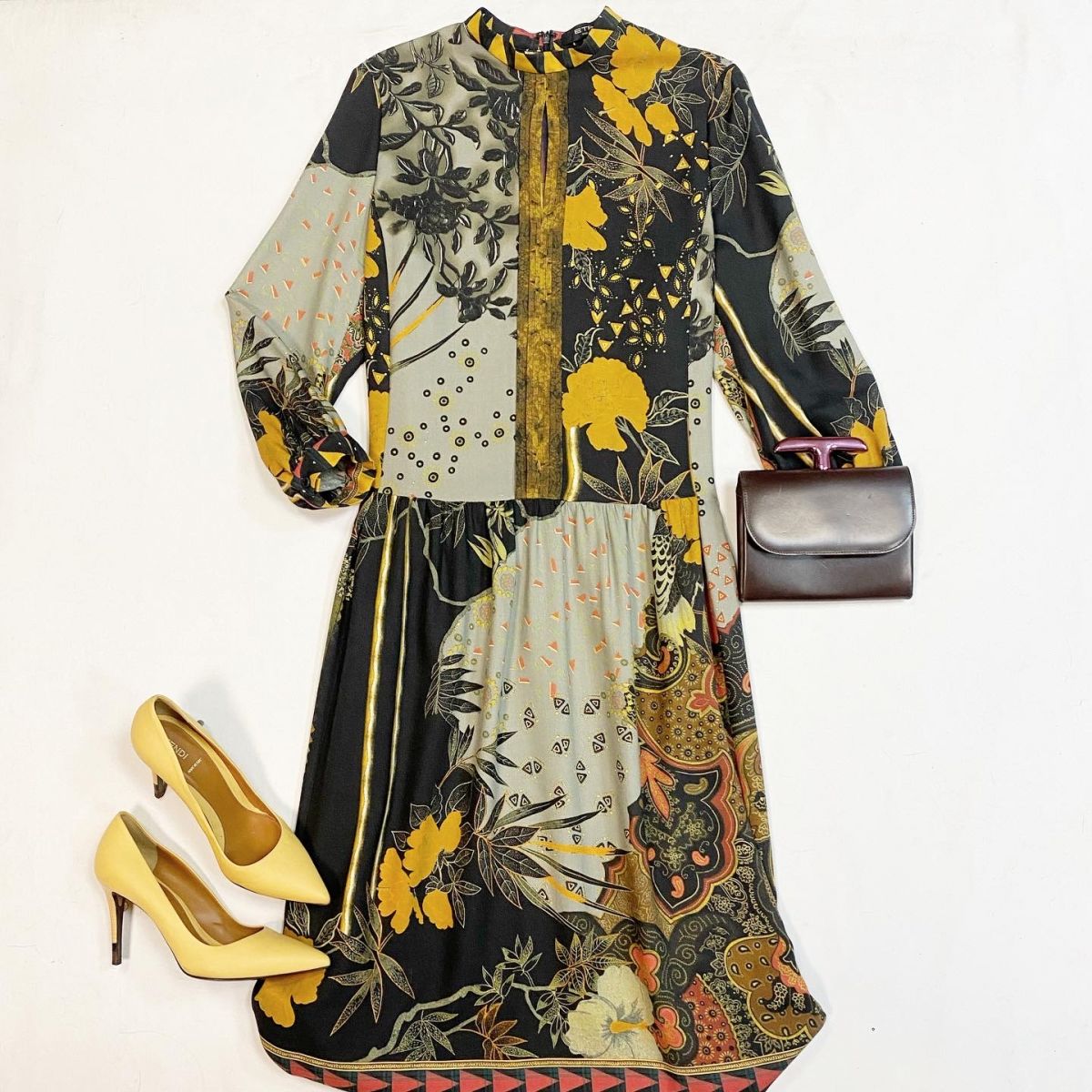 Платье Etro размер 48 цена 30 770 рубТуфли Fendi размер 39 цена 15 385 рубКлатч Dior