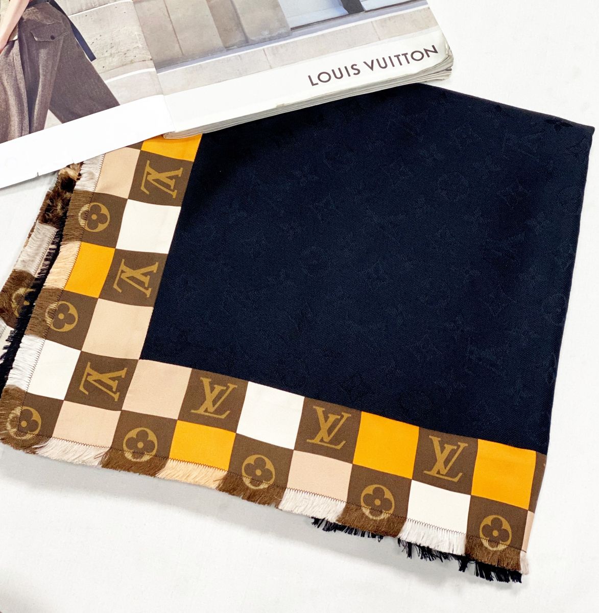 Палантин Louis Vuitton размер 140/140 цена 26 179 руб

