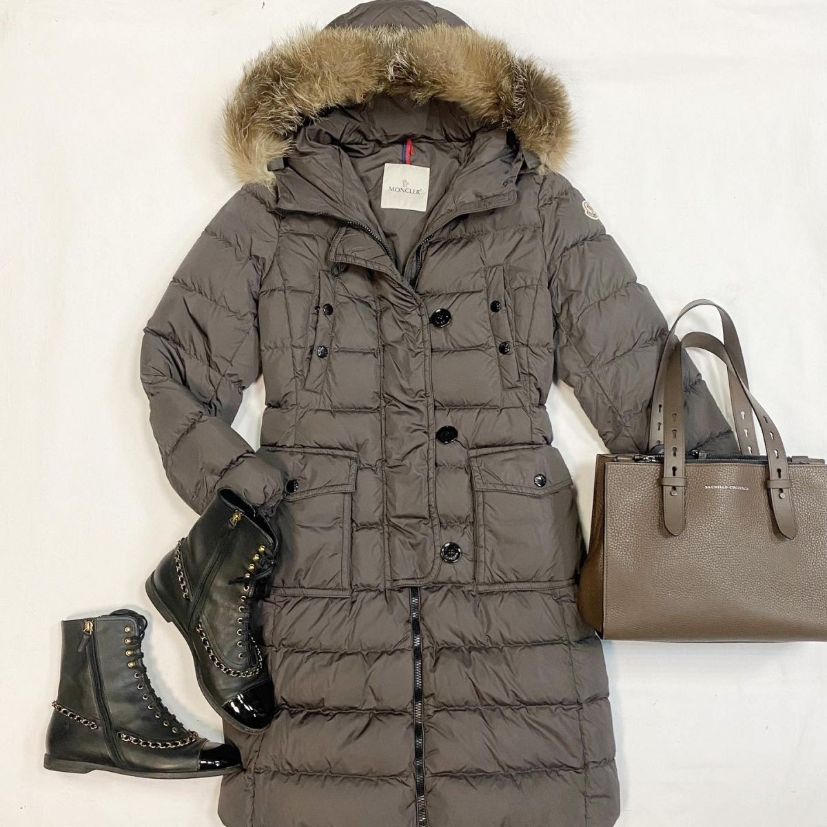 Пуховик Moncler размер 2 цена 30 770 рубБотинки Chanel размер 38.5 цена 30 770 рубСумка Brunello Cucinelli