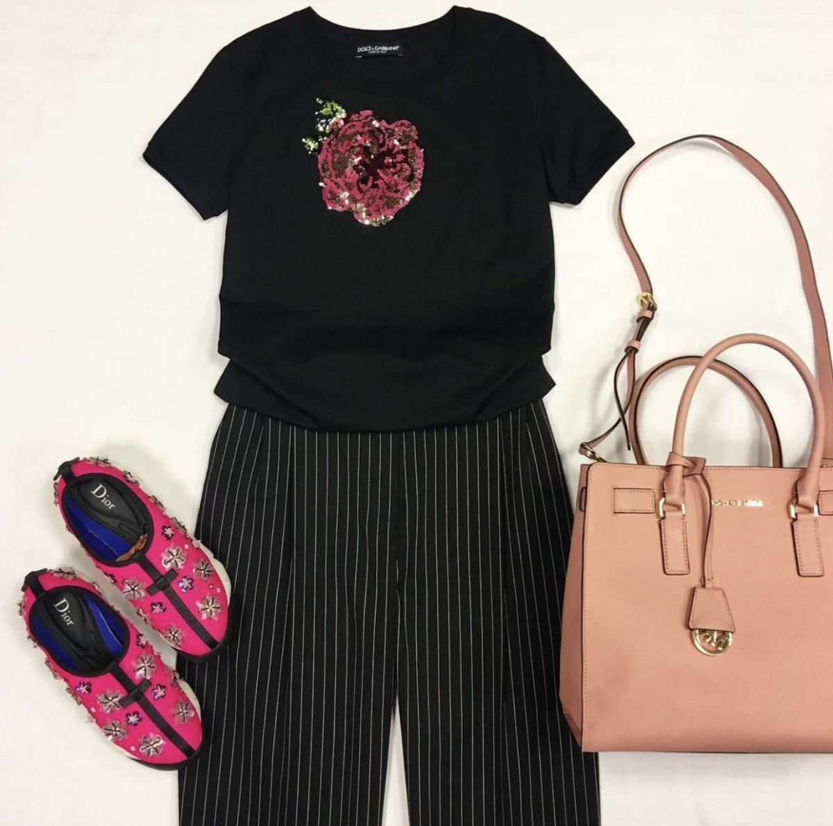 Футболка Dolce Gabbana размер 40 цена 10 770 рубКеды Christian Dior размер 38.5 цена 12 308 рубСумка Michael Kors 