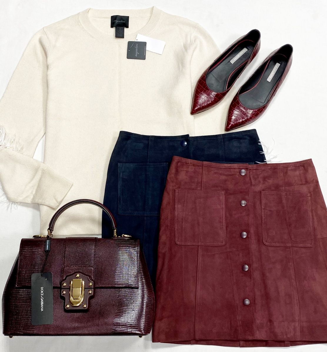 Кофта /перья/ Magaschoni размер M цена 15 655 руб/ с биркой/
Юбки /замша/ размер 36 цена по 6 262 руб
Балетки Raschini размер 38 цена 31 310 руб
Сумка Dolce Gabbana 