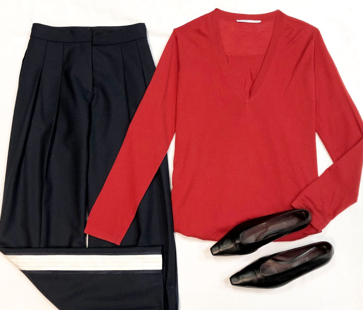 Кофта AGNONA размер 44 цена 10 770 рубБрюки Victoria Beckham размер 42 цена 12 308 рубБалетки BOTTEGA VENETA размеры 37.5 цена 23 078 руб