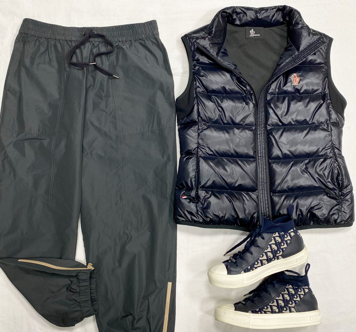 Жилет Moncler размер M цена 39 138 руб Брюки Brunello Cucinelli размер M цена 31 310 руб Кеды Christian Dior размер 38 цена 40 703 руб