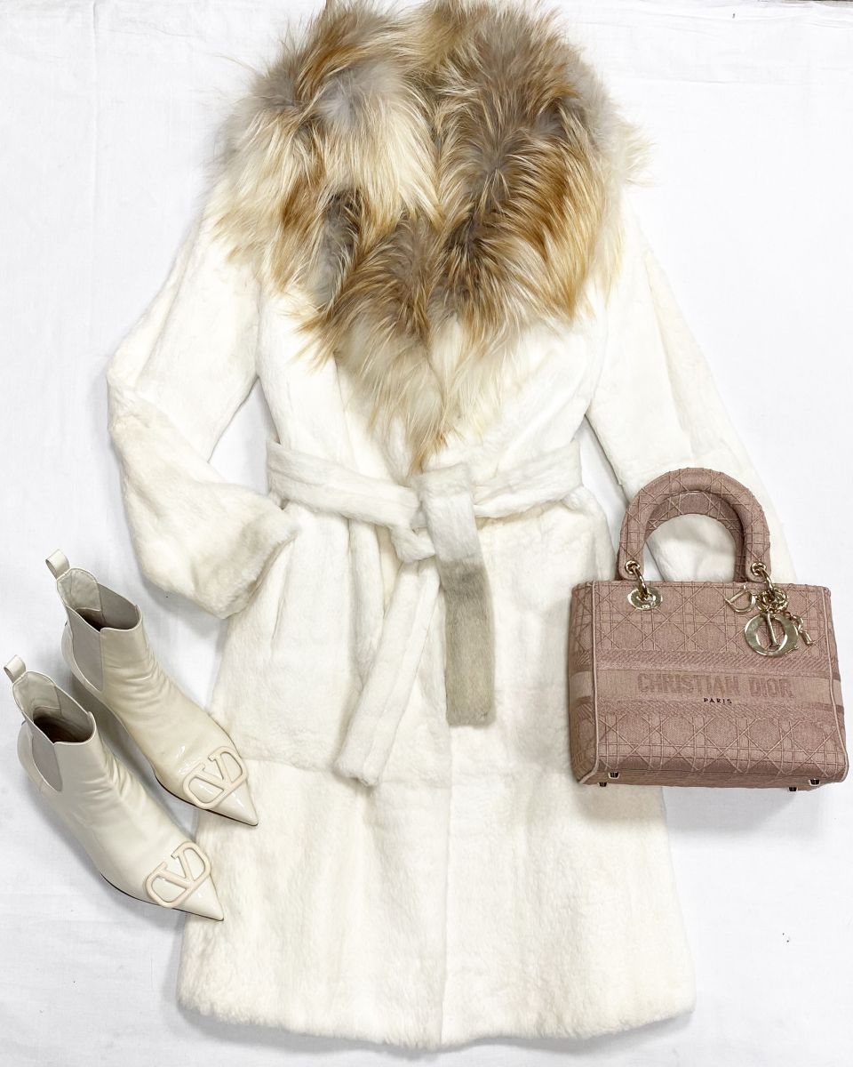 Шуба / кролик/ Blumarine размер 38 цена 31 310 руб
Ботильоны Valentino размер 38 цена 31 310 руб
Сумка Christian Dior 