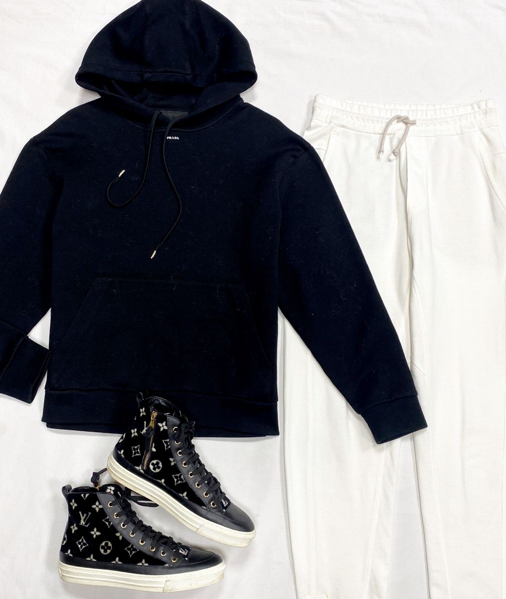 Толстовка Prada размер L цена 18 786 руб
Брюки размер XS цена 7 828 руб 
Кеды Louis Vuitton размер 40 цена 46 965 руб