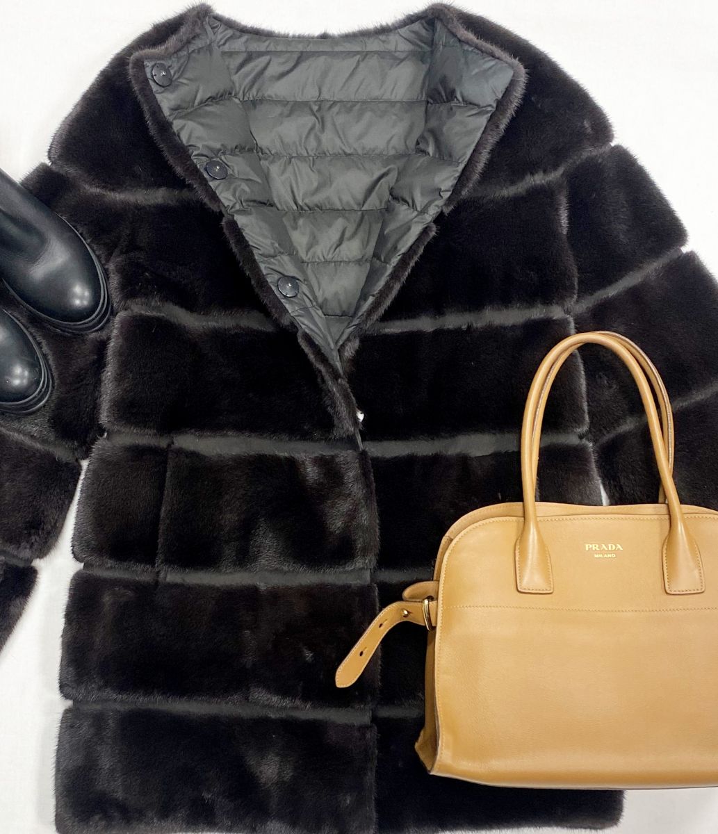 Шуба/ двухсторонняя/ мех норки/ Yves Salomon размер 42 цена 125 240 руб
Ботинки Prada размер 39.5 цена 23 483 руб