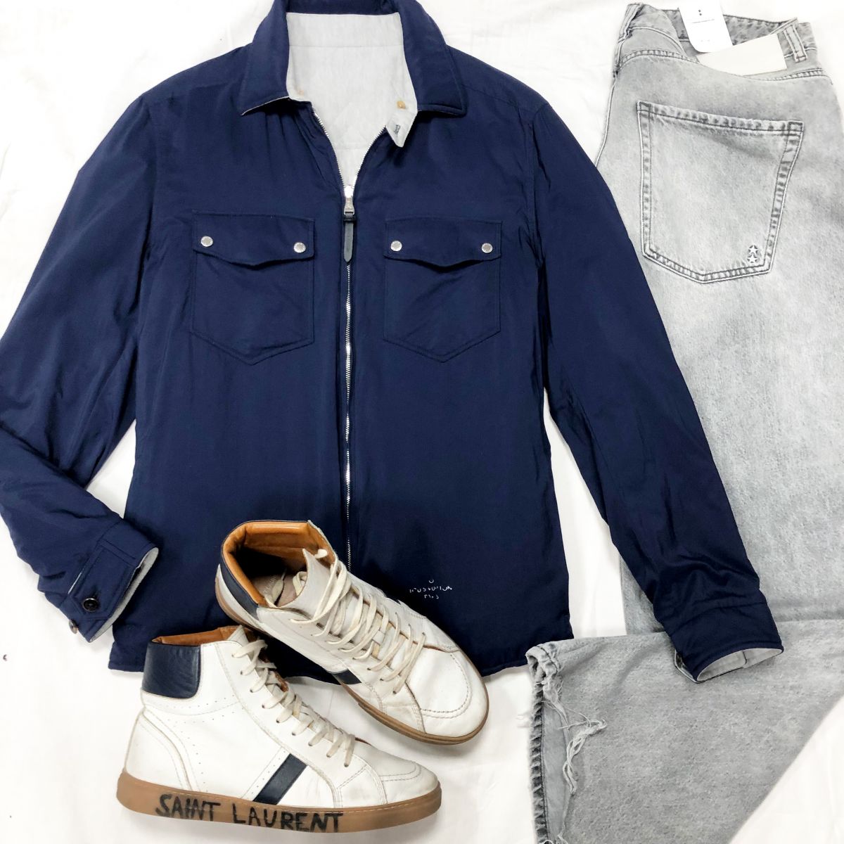 #
#Mechtamen
Куртка рубашка LOUIS VUITTON  размер 48 цена 15 655 руб 
Джинсы ICON DENIM размер 38 цена 10 959 руб /новые/ 
Кеды SAINT LAURENT размер 43 цена 15 655 руб