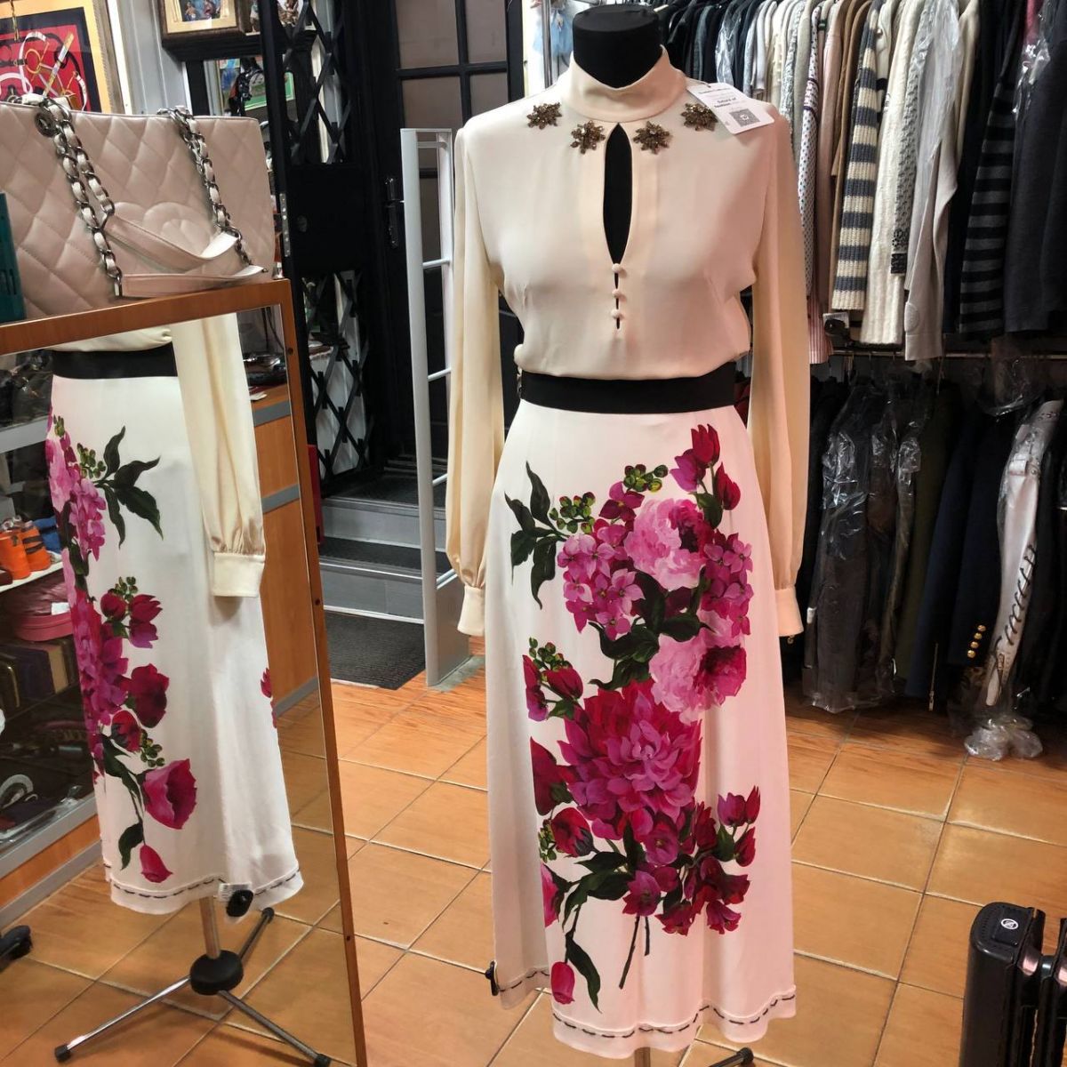 Рубашка MCQUEEN размер S цена 15 655 руб /новая с ценником/ 
Юбка DOLCE GABBANA размер М цена 23 484 руб