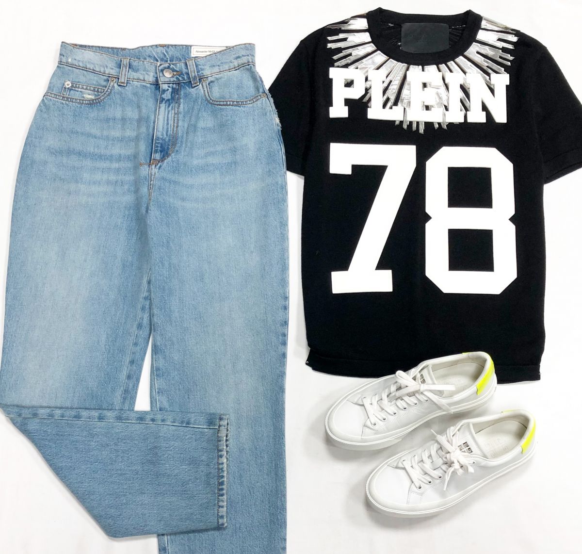 Кофта Philip Plein размер M цена 9 231 руб
Джинсы Alexander Wang размер 26 цена 15 385 руб
Кеды Givenchy размер 38.5 цена 23 078 руб