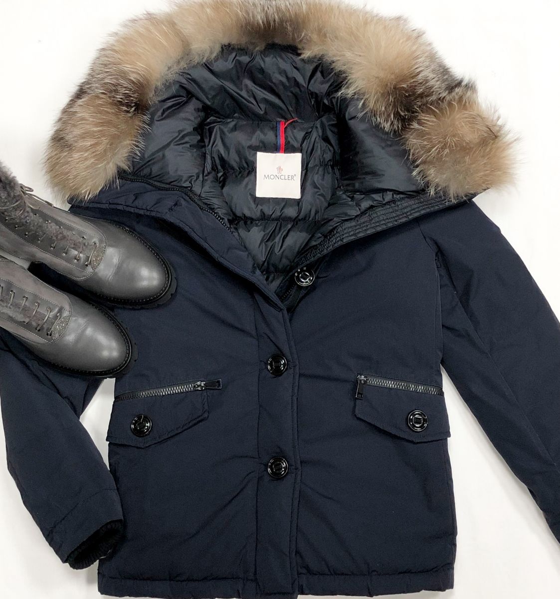 Пуховик Moncler размер 1 цена 23 078 рубБотинки Fabiana Filippi размер 40 цена 38 463 руб