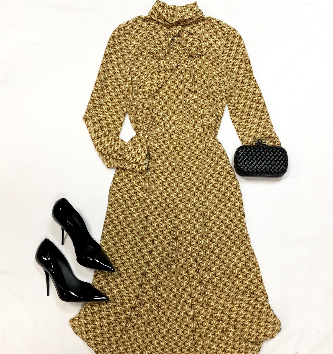 Платье Celine размер 38 цена 53 848 руб
Туфли Dolce Gabbana размер 41 цена 23 078 руб 
Клатч BOTTEGA VENETA