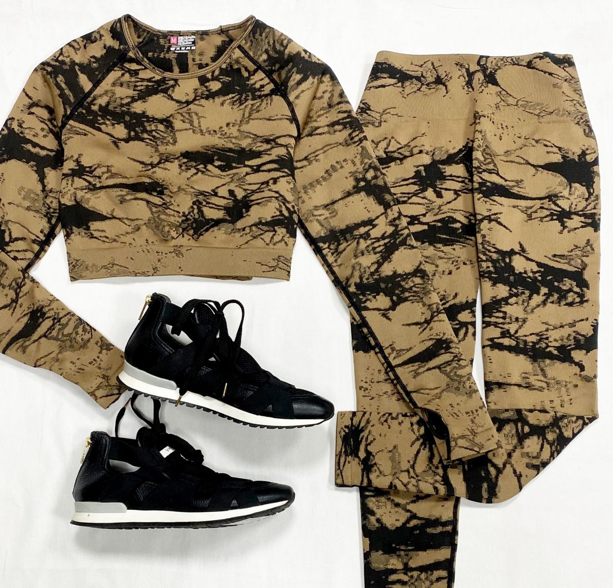 Костюм размер M цена 7 693 руб
Кроссовки Vionnet размер 39 цена 12 308 руб