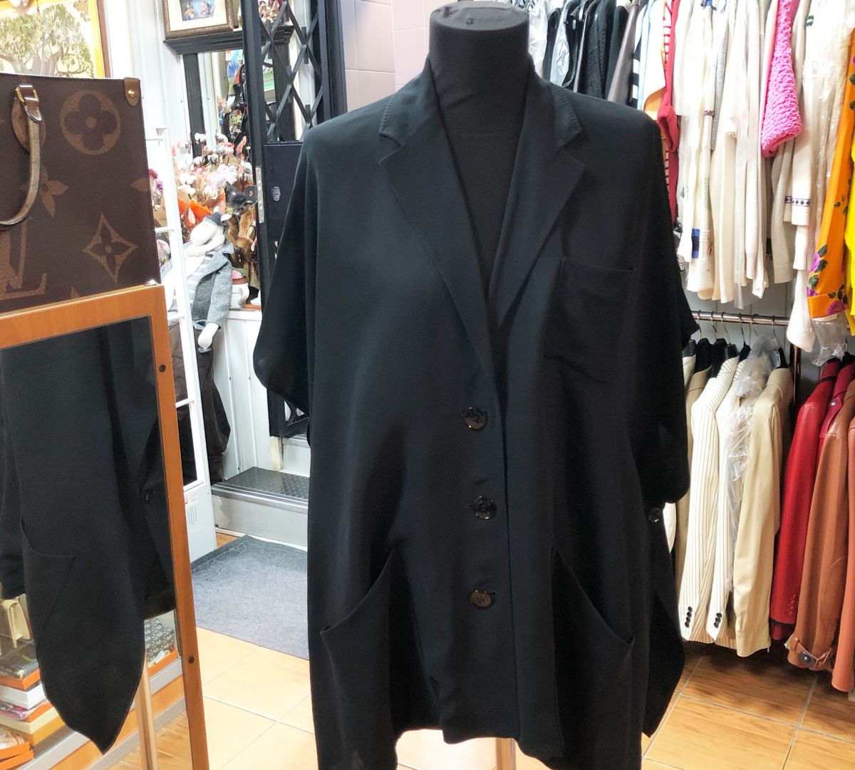Жакет Hermes размер 38
Цена 78 275 руб 
Туфли JIL SANDER размер 40.1/2 цена 23 483 руб