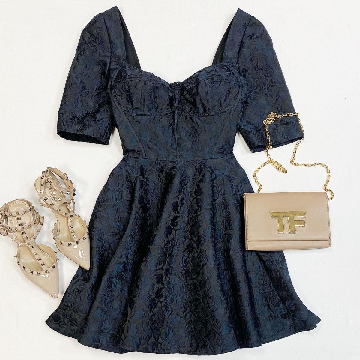 Платье Dolce Gabbana размер 44 цена 23 078 рубТуфли Valentino размер 37 цена 12 308 рубСумка Tom Ford