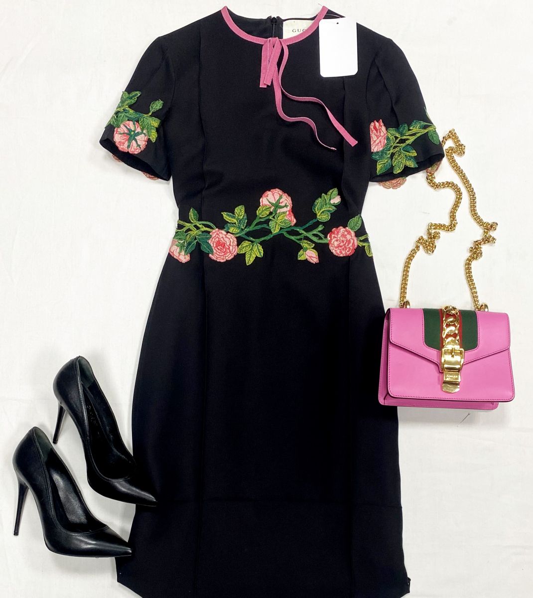 Платье/вышивка/ Gucci  размер 38 цена 31 282 руб
Туфли Alexander McQueen размер 37 цена 10 949 руб
Сумка Gucci 