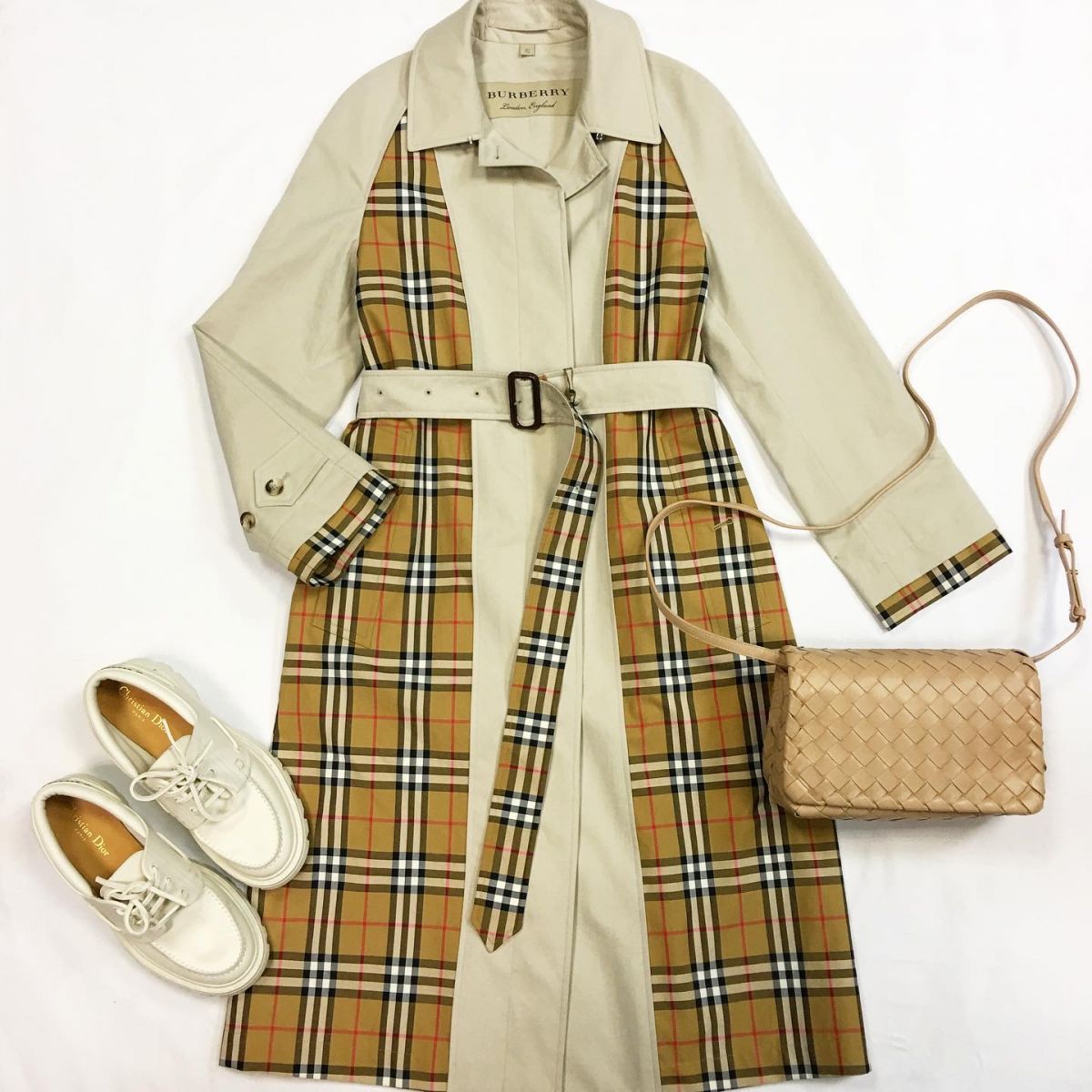 Плащ Burberry  размер 36 цена 61 540 руб Ботинки Dior  размер 38 цена 46 155 руб Сумка Bottegaveneta 