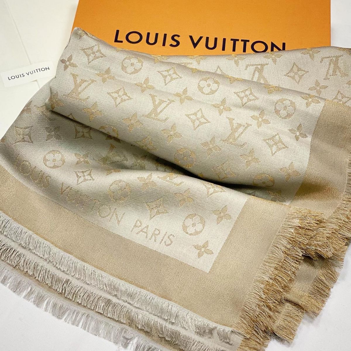 Шаль Louis Vuitton размер 140/140 цена 38 463 руб / новое / упаковка / 