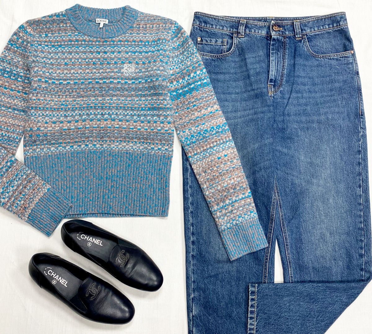 Свитер Loewe размер S цена 31 310 руб Джинсы Brunello Cucinelli размер 44 цена 15 655 рубЛоферы Chanel размер 39.5 цена 62 620 руб