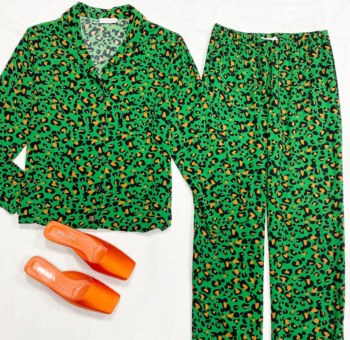 Костюм one size цена 9 393 руб
Сабо Prada размер 37 цена 46 965 руб