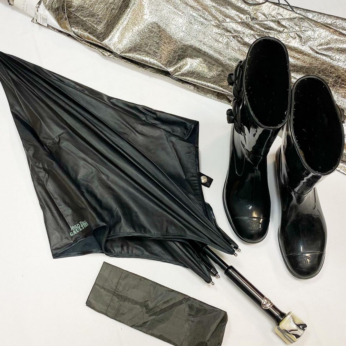 Зонт Jean Paul Gaultier цена 15 385 руб Сапоги / резиновые / Chanel размер 38 цена 10 770 руб
