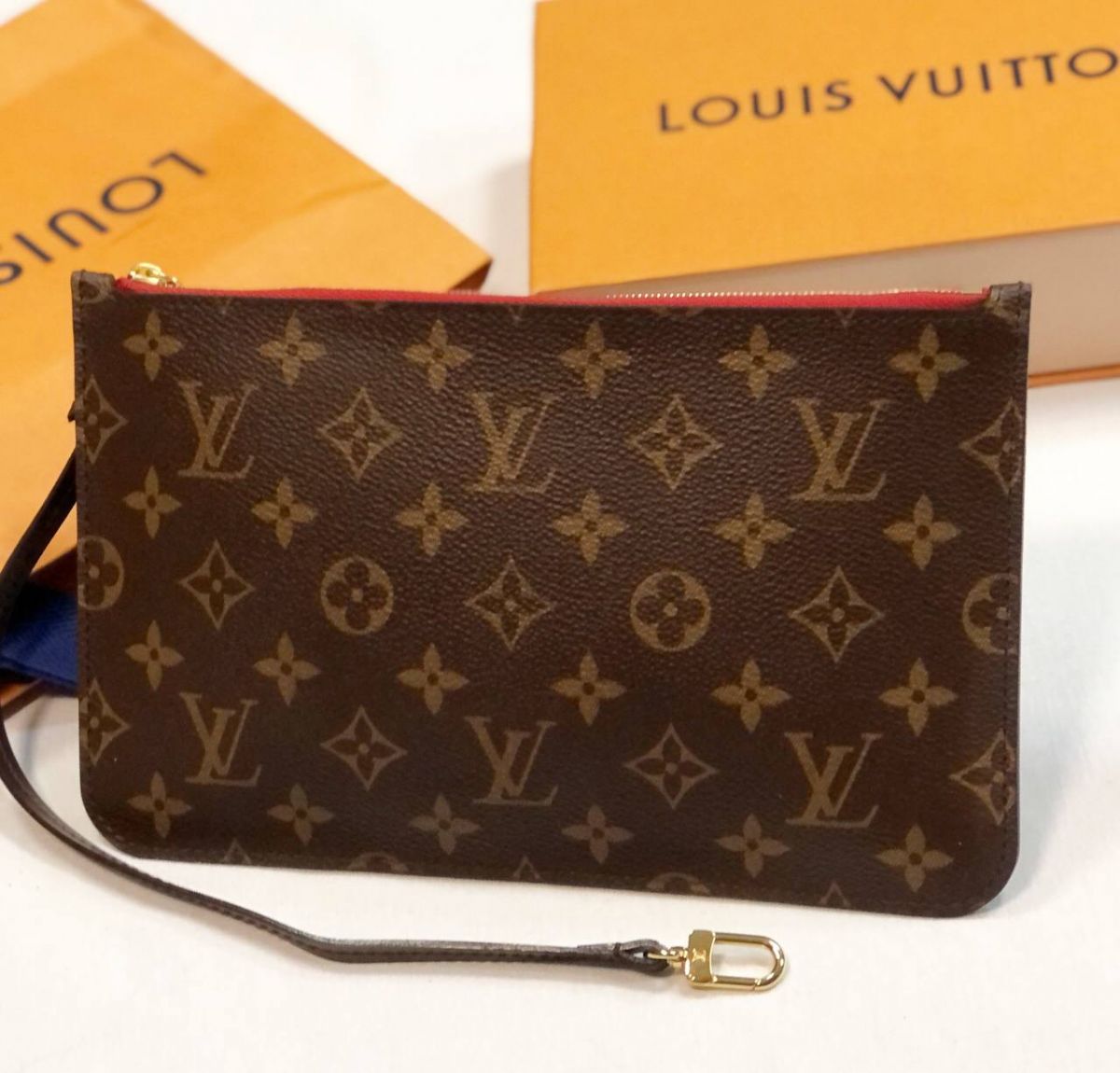 Клатч Louis Vuitton размер 25/16 цена 30 770 руб 