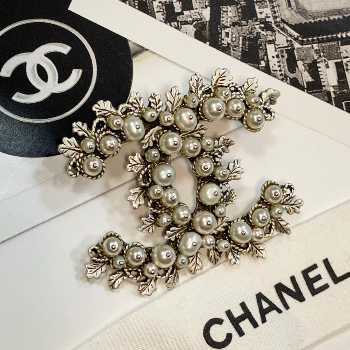 Брошка Chanel цена 38 463 руб 