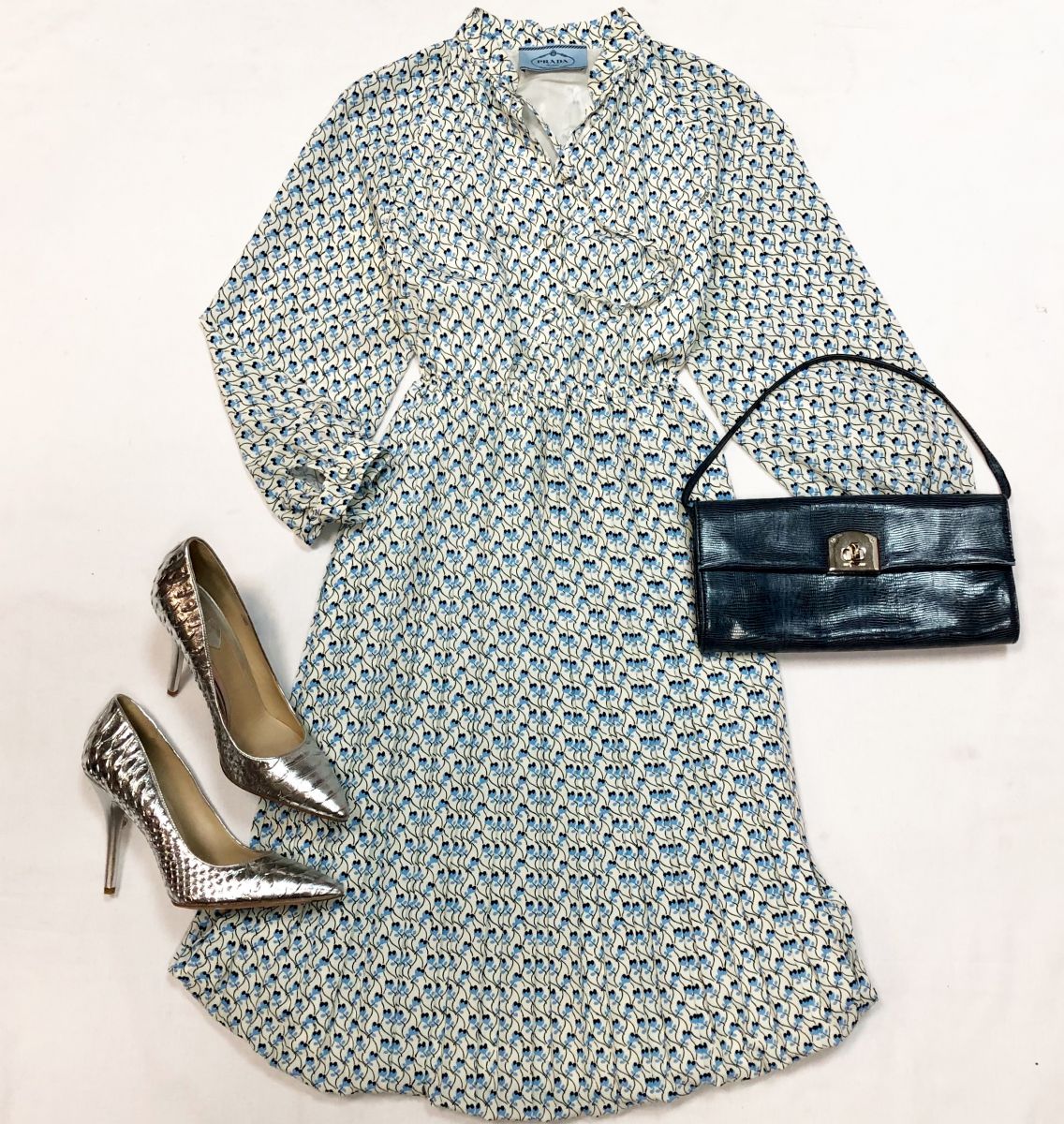 Платье Prada размер 40 цена 53 848 руб
Туфли Brianatwood размер 40 цена 10 770 руб
Сумка Salvatore Ferragamo